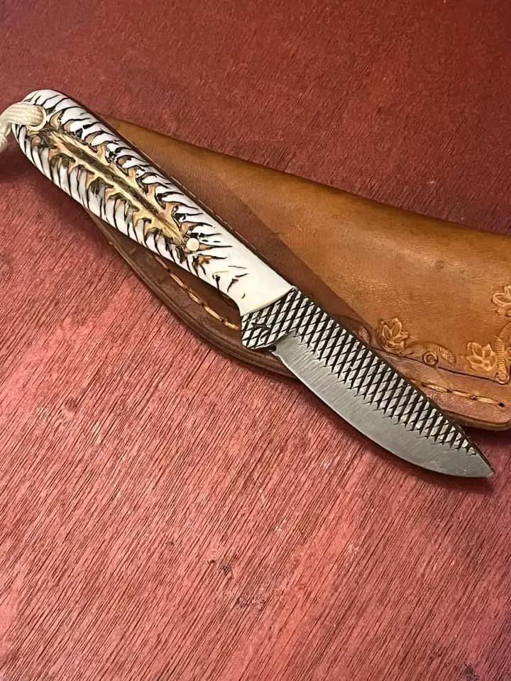 Handmade Buckaroo Belt Knife – 8” Rasp Steel Blade with Epoxy Pine Cone Handle & Western Leather Sheath