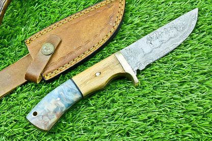 Handmade Damascus Steel Hunting Knife – Olive Wood & Resin Handle with Leather Sheath