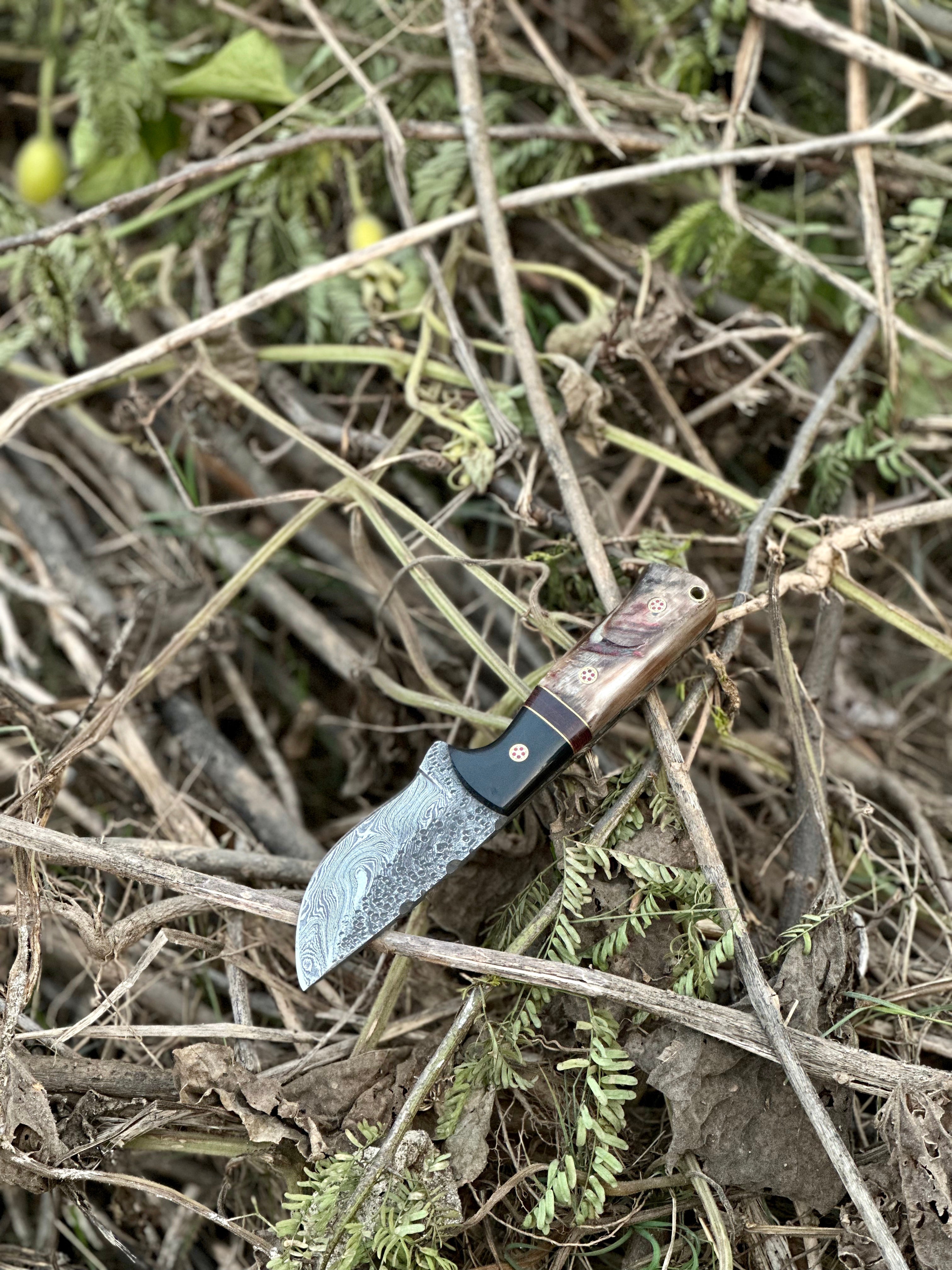 Hunting Knives for Sale – 9" Damascus Steel Blade with Sheep Horn/Resin Handle & Leather Sheath