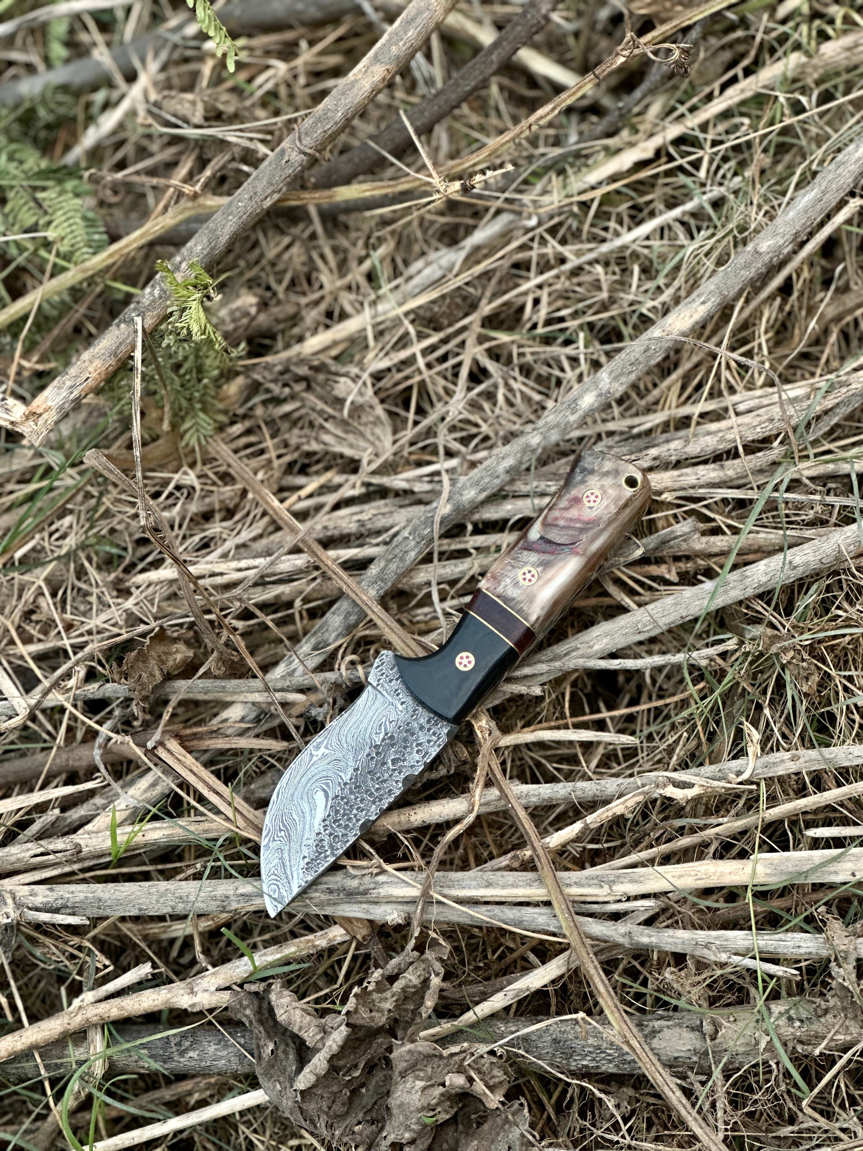 Hunting Knives for Sale – 9" Damascus Steel Blade with Sheep Horn/Resin Handle & Leather Sheath