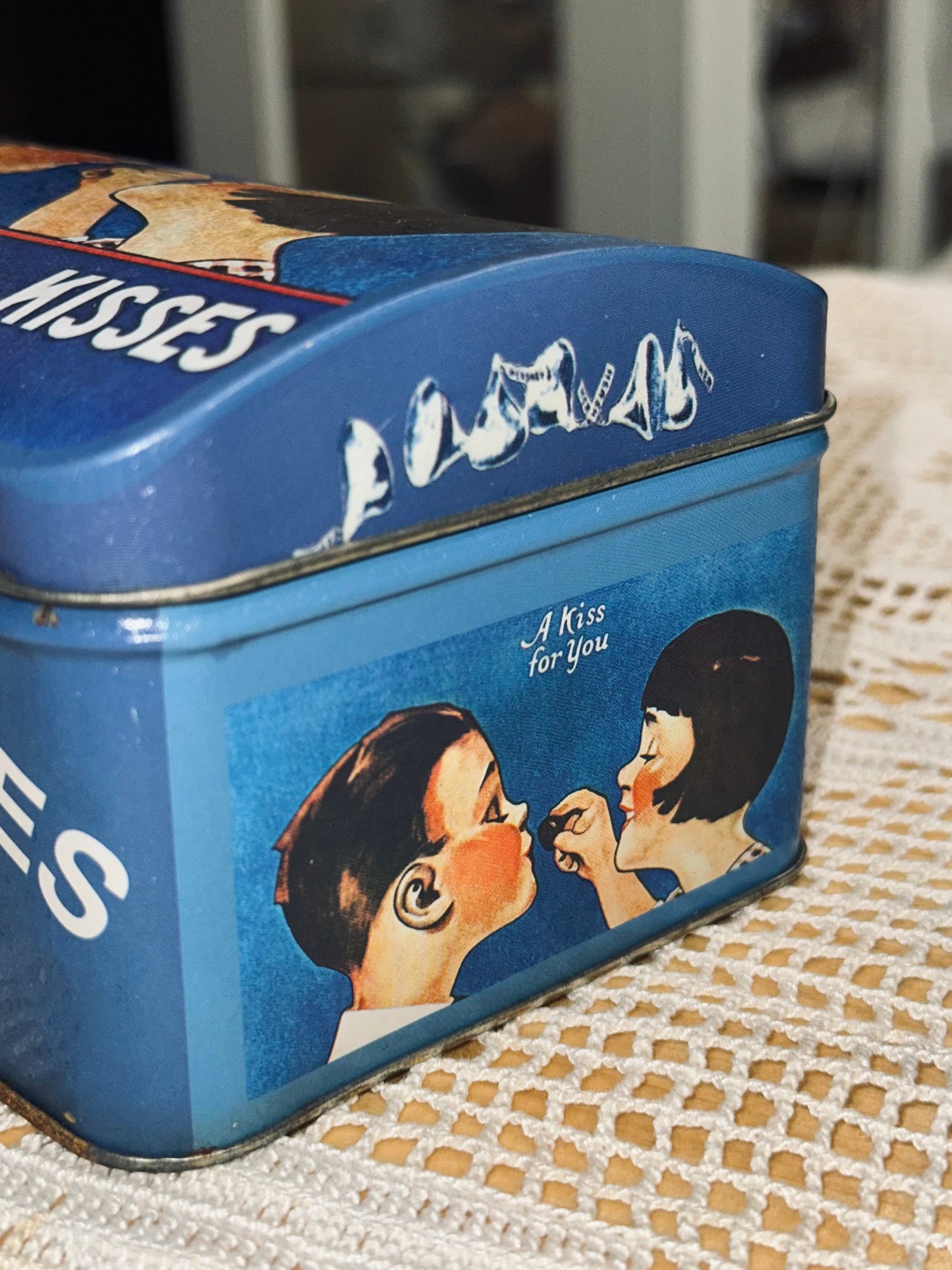 Vintage Tin Treasures – Retro Collectible Tins