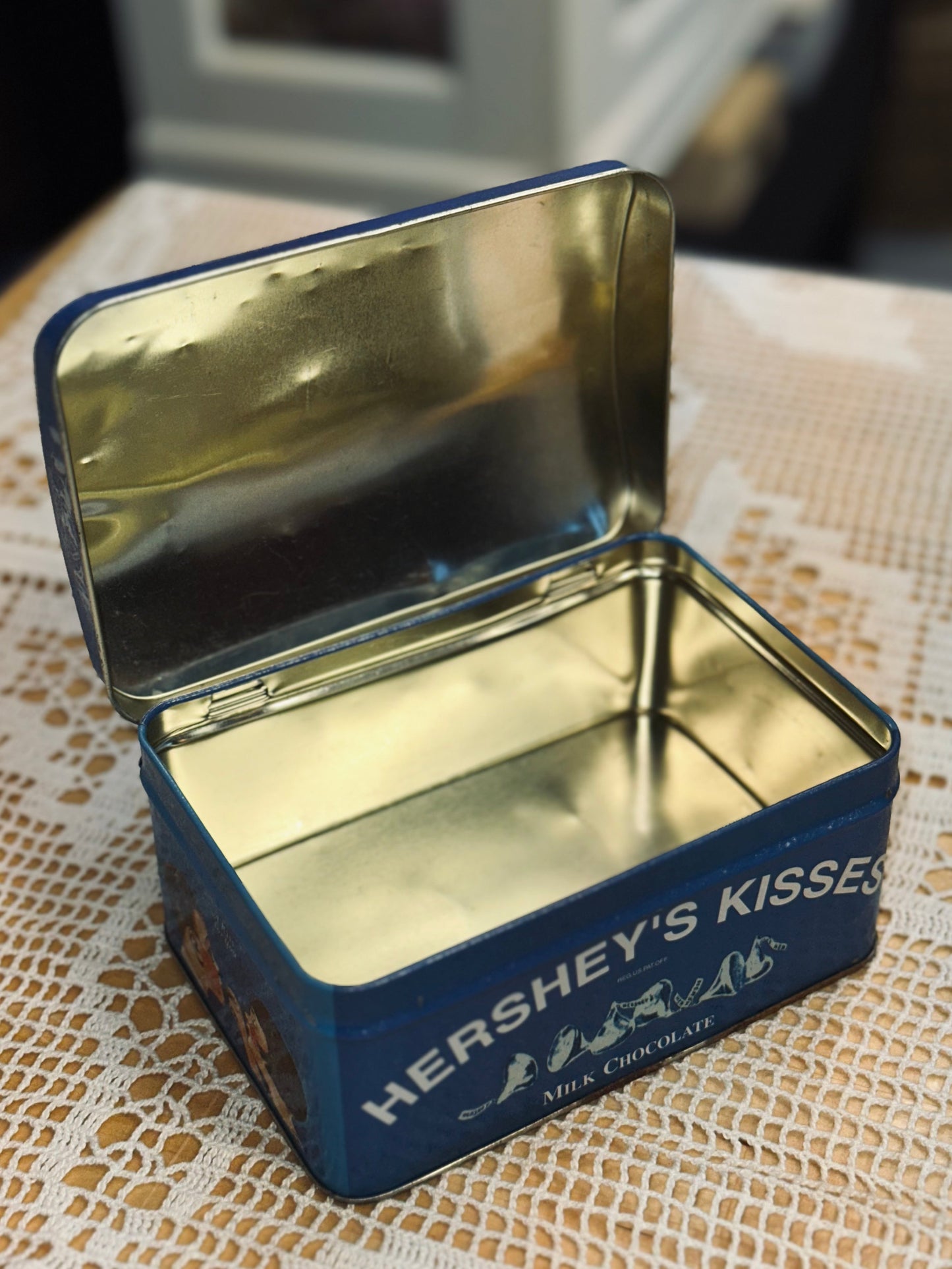 Vintage Tin Treasures – Retro Collectible Tins