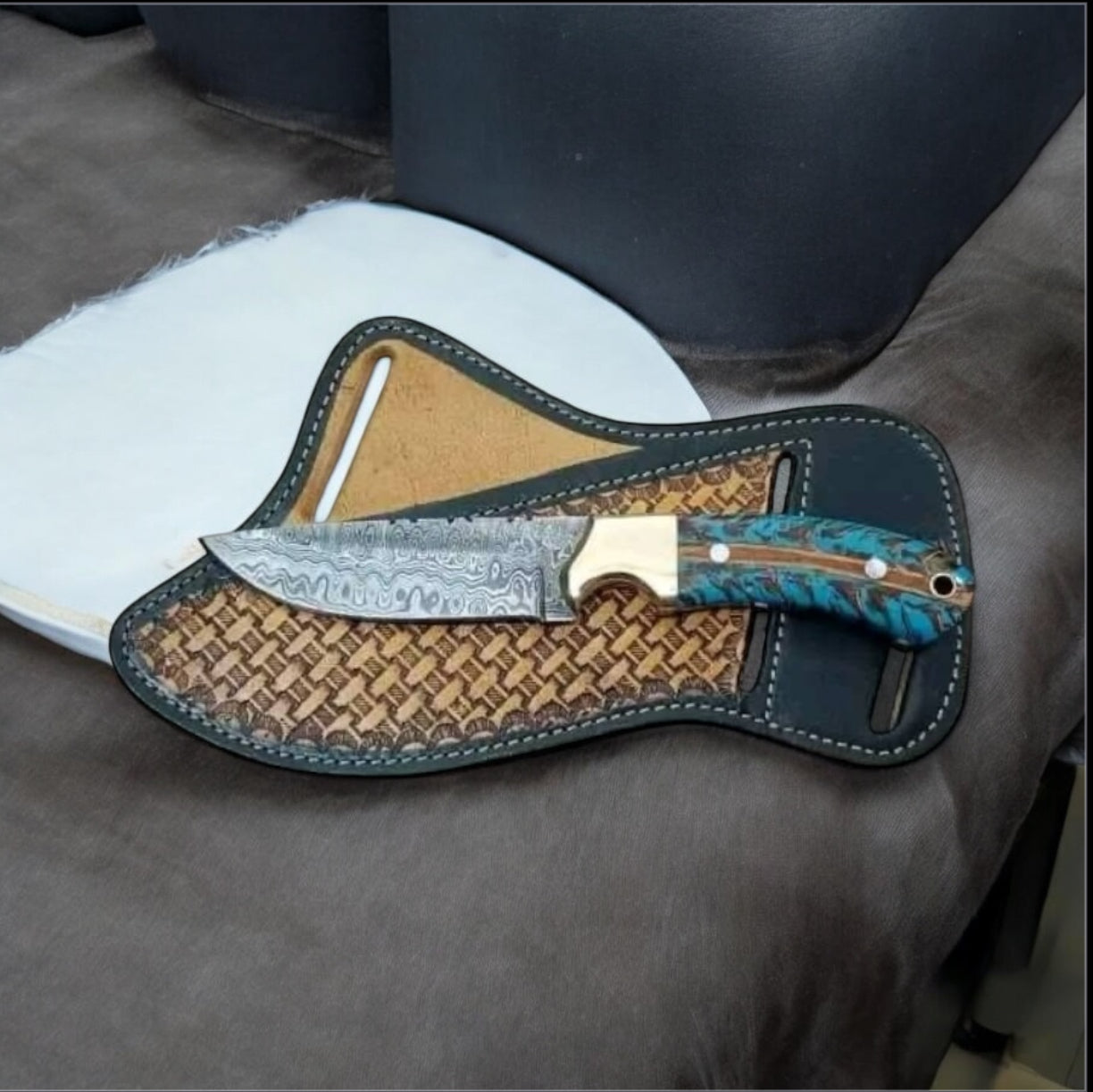 Frontier Western Cowboy Belt Knife – Damascus Steel & Pine Cone Handle